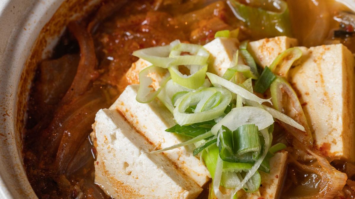 뚝배기에 담긴 김치찌개